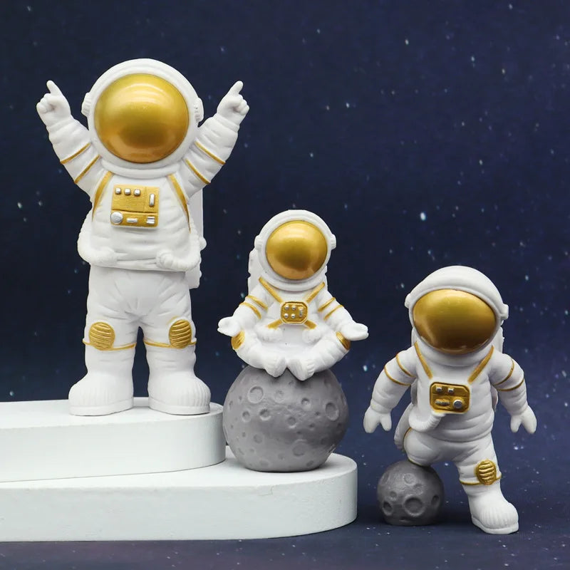 3Pc Astronaut Decor Action Figures and Moon Home Decor Resin Astronaut Statue Room Office Desktop Decoration Presents Boy Gift